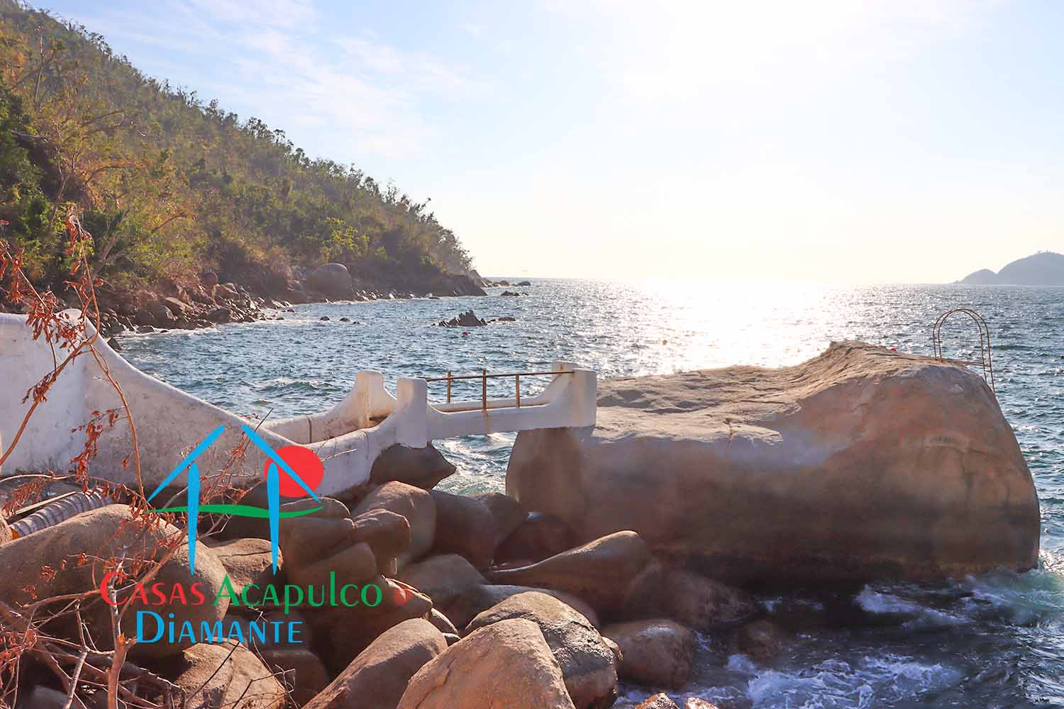 Casa de la Ensenada - Terraza inferior con asoleadero, playa artificial, camastros con gabinetes, alberca, jauzzi 6 Casa de la Ensenada - Terraza inferior con asoleadero, playa artificial, camastros con gabinetes, alberca, jauzzi 6